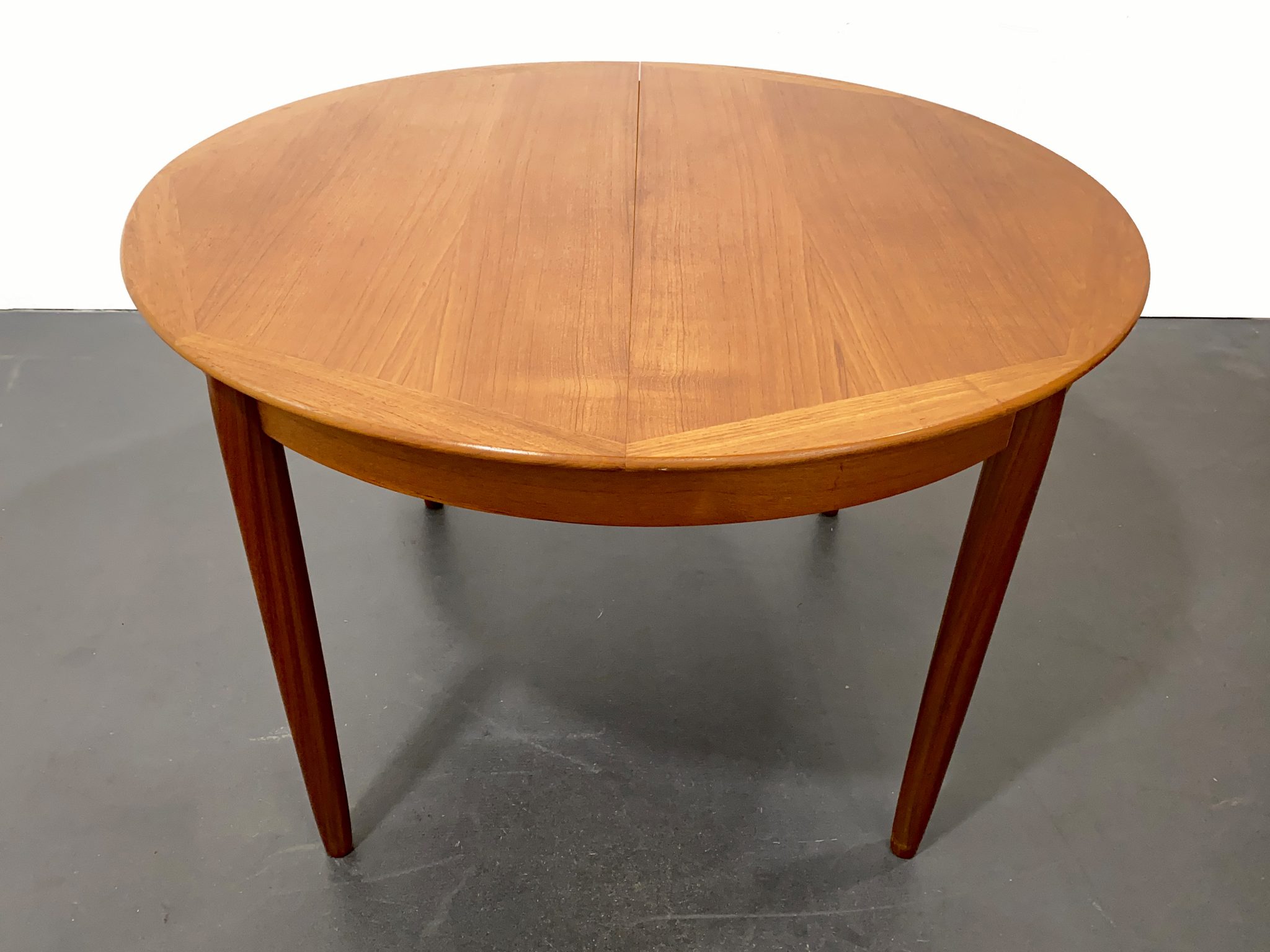 Mid-century-teak-esstisch-rund-ausziehbar-daenemark-1960er-design