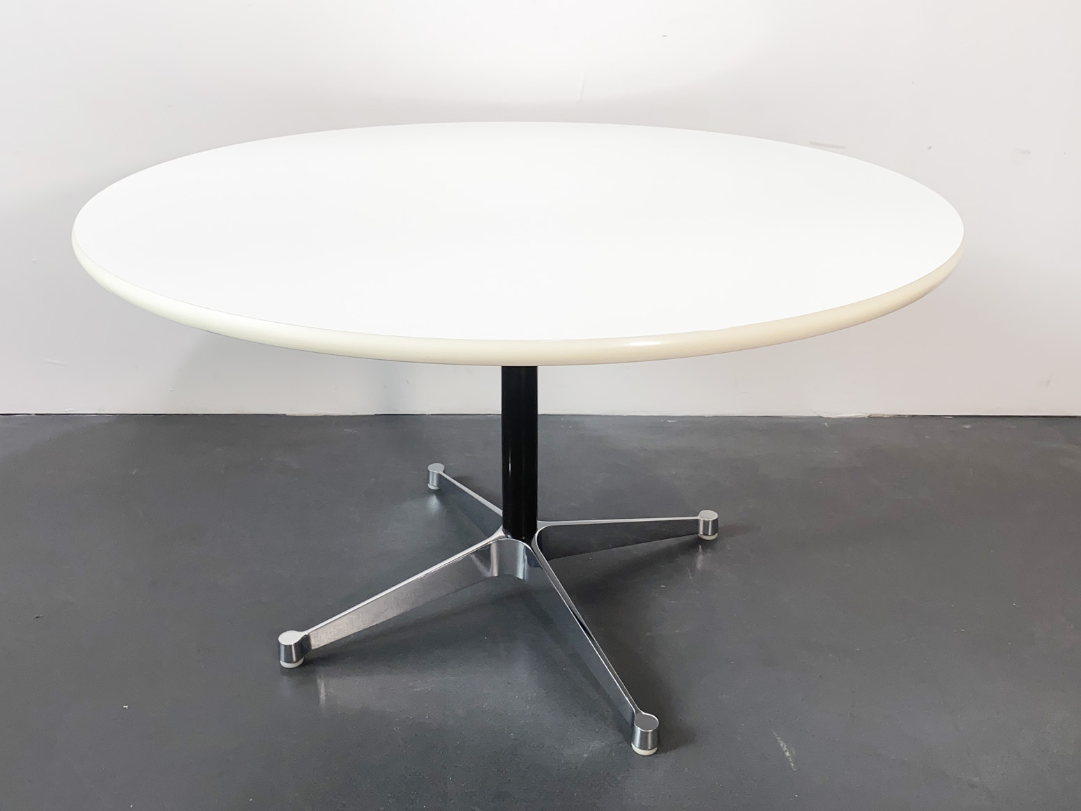 Segment Tisch Esstisch Rund Von Charles Ray Eames Fur Vitra