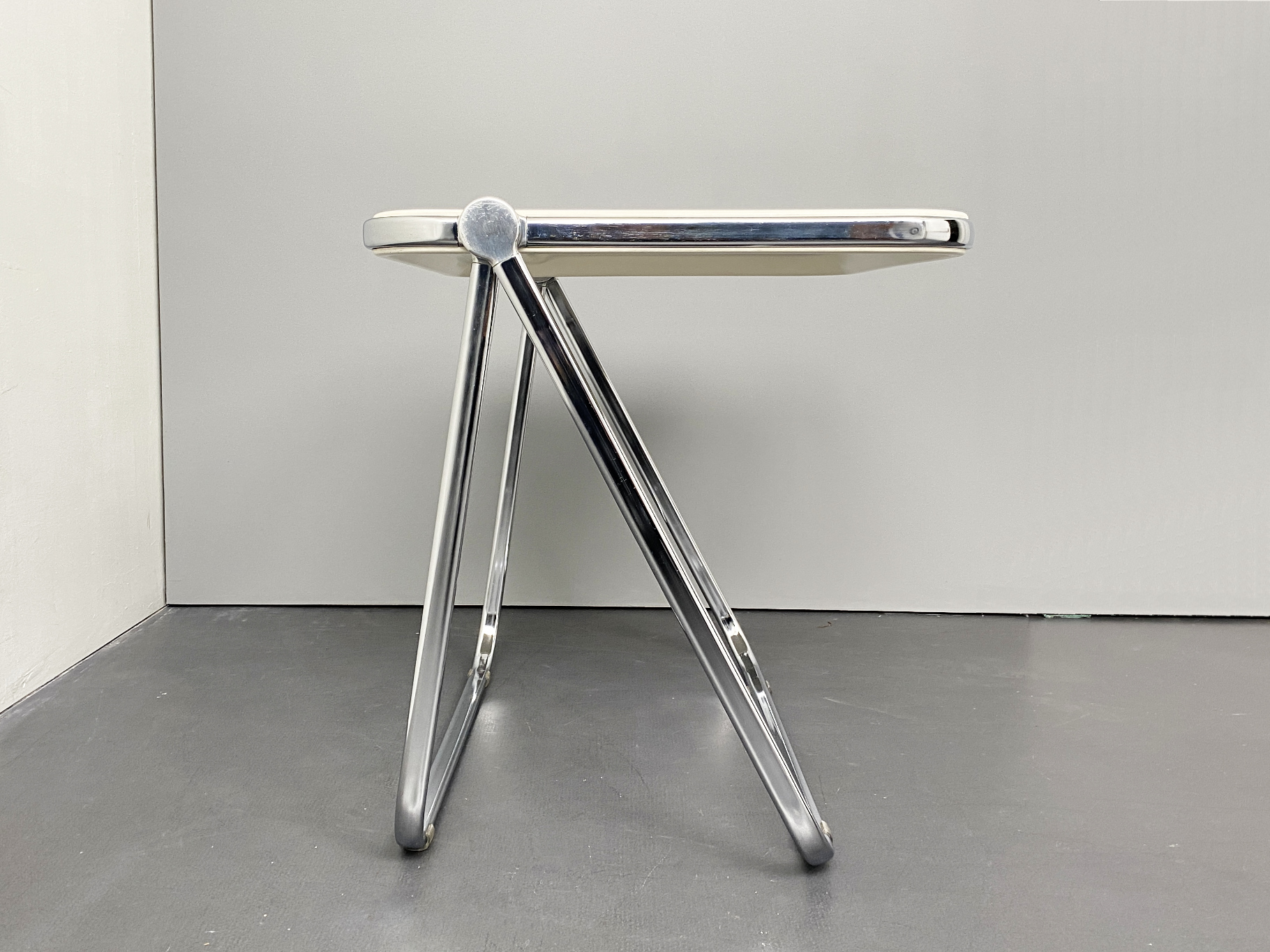 Platone Folding Desk, white Plastic and chromed Metal, by Giancarlo Piretti for Castelli, Italy, 1970s