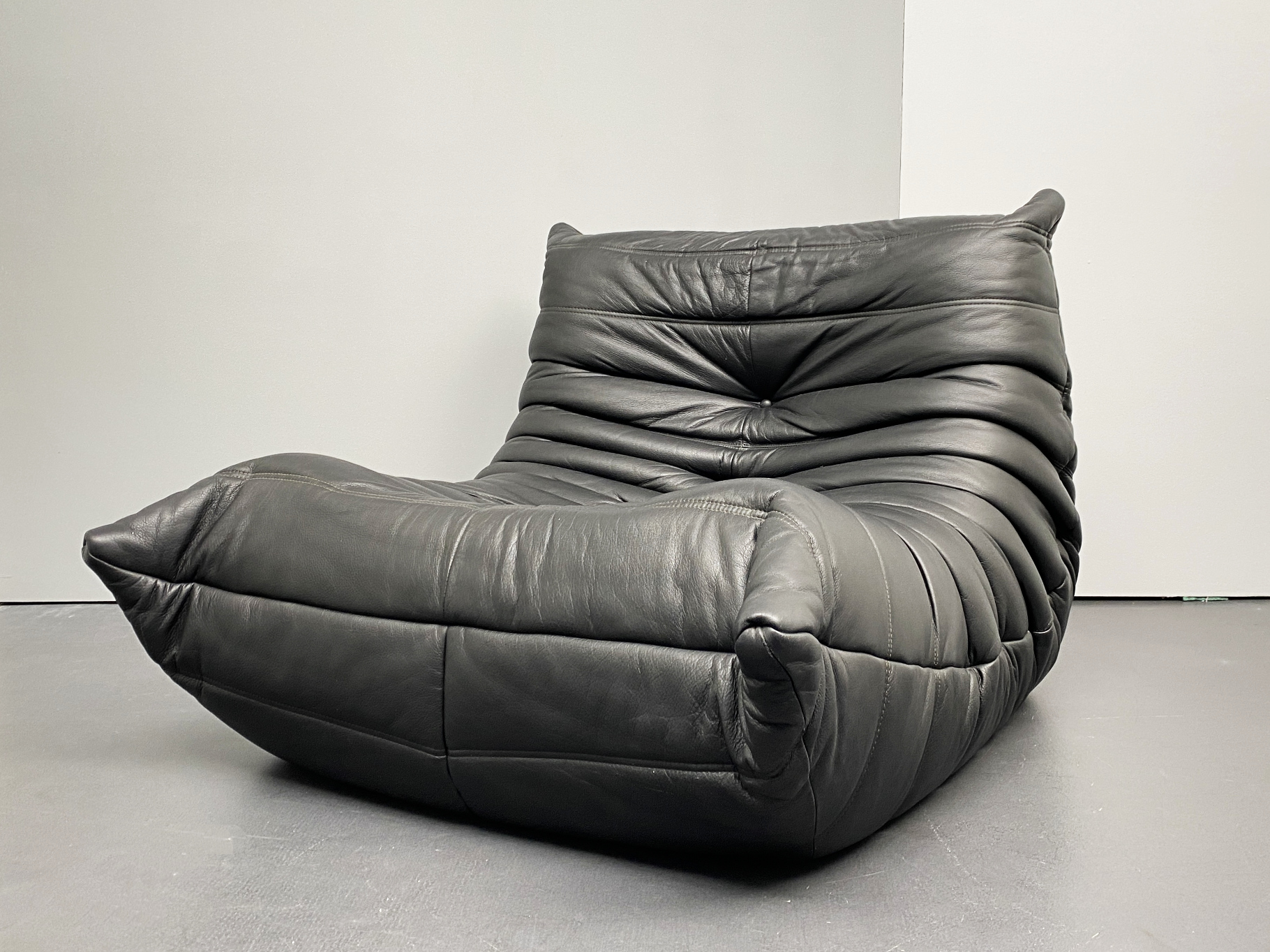 Togo Sessel aus schwarzen Leder von Michel Ducaroy für Ligne Roset, Frankreich, 1990er