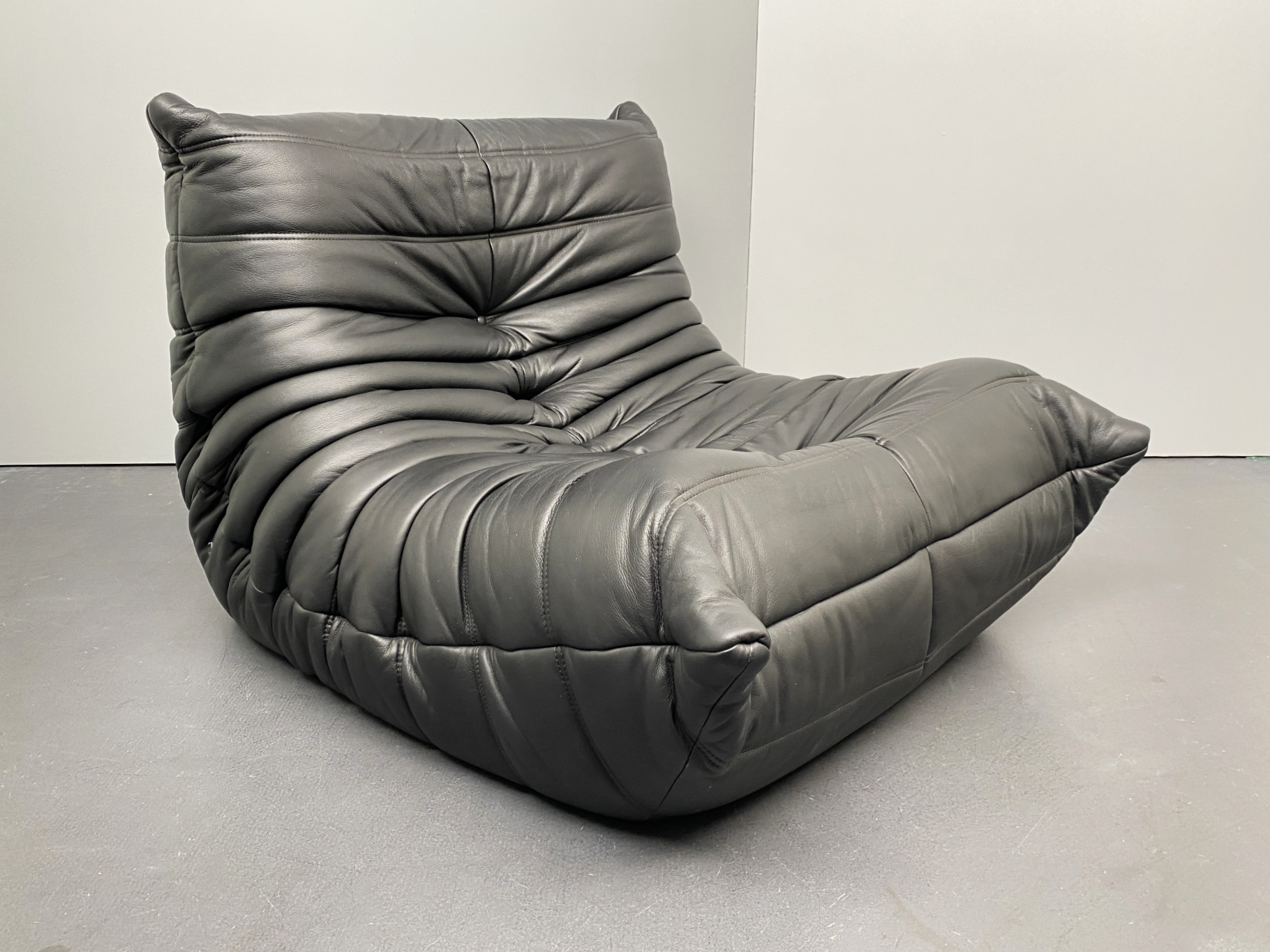 Togo Sessel aus schwarzen Leder von Michel Ducaroy für Ligne Roset, Frankreich, 1990er