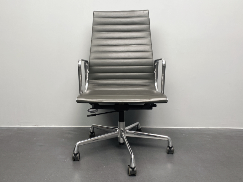 EA-119 Bürostuhl, Aluminium Chair, graues Leder, von Charles & Ray Eames für Vitra, Deutschland, 2000er. Drehbar, höhenverstellbar, Kippfunktion, 5 Rollen.