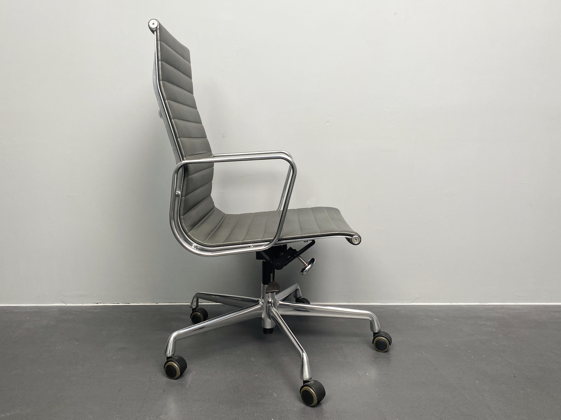 EA-119 Bürostuhl, Aluminium Chair, graues Leder, von Charles & Ray Eames für Vitra, Deutschland, 2000er. Drehbar, höhenverstellbar, Kippfunktion, 5 Rollen.