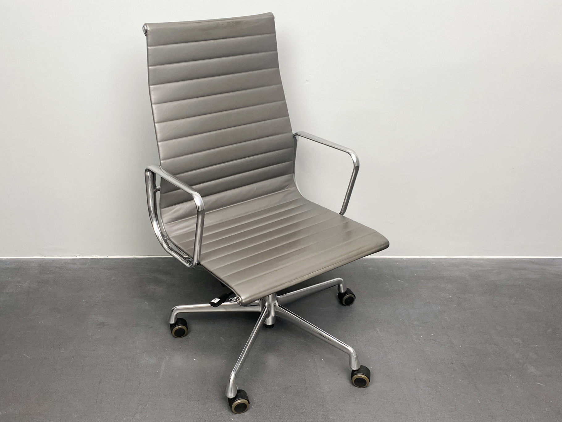 EA-119 Bürostuhl, Aluminium Chair, graues Leder, von Charles & Ray Eames für Vitra, Deutschland, 2000er. Drehbar, höhenverstellbar, Kippfunktion, 5 Rollen.